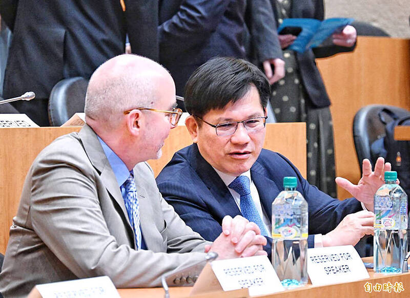 Minister of Foreign Affairs Lin Chia-lung, right, speaks with American Institute in Taiwan Director Raymond Greene during a conference in Taipei yesterday.
Photo: Fang Pin-chao, Taipei Times
Minister of Foreign Affairs Lin Chia-lung, right, speaks with American Institute in Taiwan Director Raymond Greene during a conference in Taipei yesterday.
Photo: Fang Pin-chao, Taipei Times