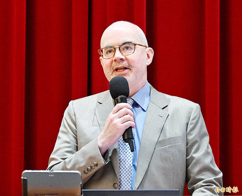 American Institute in Taiwan Director Raymond Greene speaks at a conference in Taipei yesterday.
Photo: Fang Pin-chao, Taipei Times
American Institute in Taiwan Director Raymond Greene speaks at a conference in Taipei yesterday.
Photo: Fang Pin-chao, Taipei Times