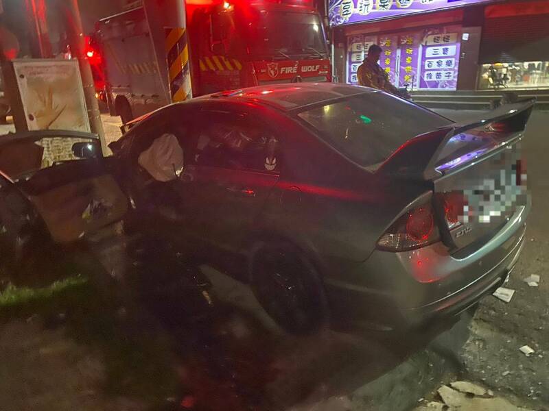 37歲黃姓男子今日凌晨駕駛轎車南下，行經白河區中山路與富民路口時自撞號誌桿，路人見冒出大量白煙不敢靠近，報警求救，警消趕抵將駕駛黃男送醫，搶救後仍宣告不治。（民眾提供）
