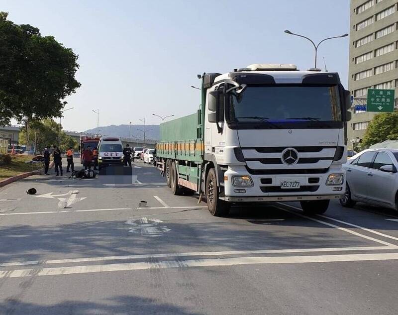 一名路過的機車騎士被波及慘死。（記者王冠仁翻攝）
