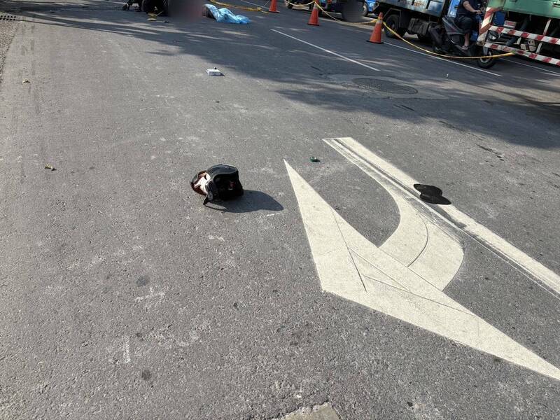 施姓老翁的安全帽遺落在現場。（記者王冠仁翻攝）