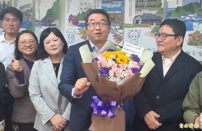 基隆市產發處長林鼎超(中)接台中市研考會主委,市府同仁在他上班最後一天合影留念。(記者陳奕劭攝) 基隆市產發處長林鼎超(中)接台中市研考會主委,市府同仁在他上班最後一天合影留念。(記者陳奕劭攝)