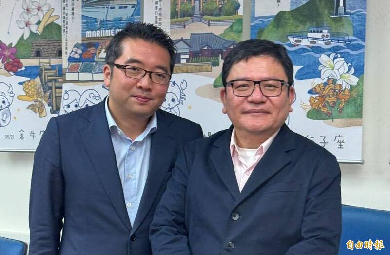 基隆市產發處長林鼎超(左)接台中市研考會主委,市府同仁在他上班最後一天合照。(記者陳奕劭攝) 基隆市產發處長林鼎超(左)接台中市研考會主委,市府同仁在他上班最後一天合照。(記者陳奕劭攝)