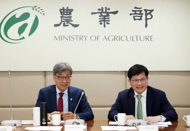 農業部長陳駿季(左)和外交部長林佳龍今日在會議中達成共識,兩部會將合組智慧新農業顧問團,共推榮邦計畫。(農業部提供) 農業部長陳駿季(左)和外交部長林佳龍今日在會議中達成共識,兩部會將合組智慧新農業顧問團,共推榮邦計畫。(農業部提供)