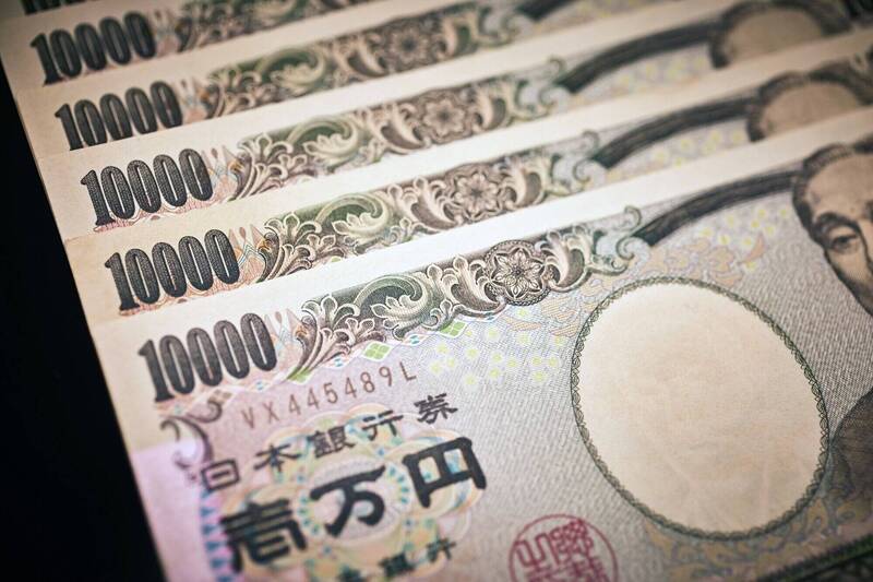 日本近來出現「郵票詐騙」手段，香川縣有男子被騙去購買1000張面額500日圓的郵票後寄出。（彭博）