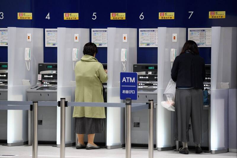 日本大阪府議會通過法案,金融機構、超商有義務禁止老年人在ATM前透過智慧型手機通話。(彭博) 日本大阪府議會通過法案,金融機構、超商有義務禁止老年人在ATM前透過智慧型手機通話。(彭博)