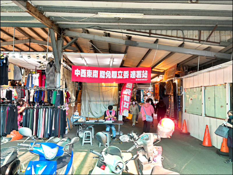 中六敲羅行動罷團批因不明惡勢力介入，致使原承租新光市場的攤位遭退租。（罷團提供）