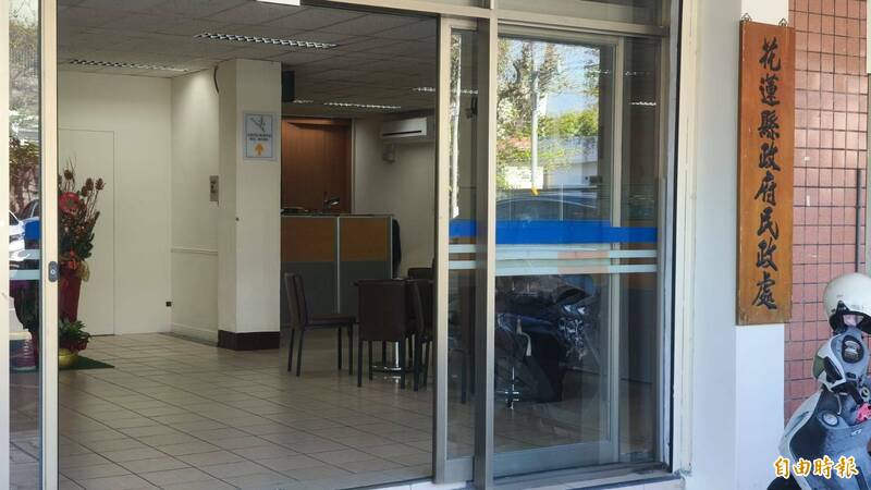 花蓮地檢署25日一早指揮調查局搜索花蓮縣政府民政處等四處，帶回嫌疑人及證人共計11名，其中民政處長明良臻，懷疑涉嫌違反選罷法及個人資料保護法。（記者王錦義攝）