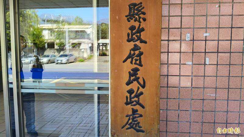 花蓮地檢署25日一早指揮調查局搜索花蓮縣政府民政處等四處，帶回嫌疑人及證人共計11名，其中民政處長明良臻，懷疑涉嫌違反選罷法及個人資料保護法。（記者王錦義攝）