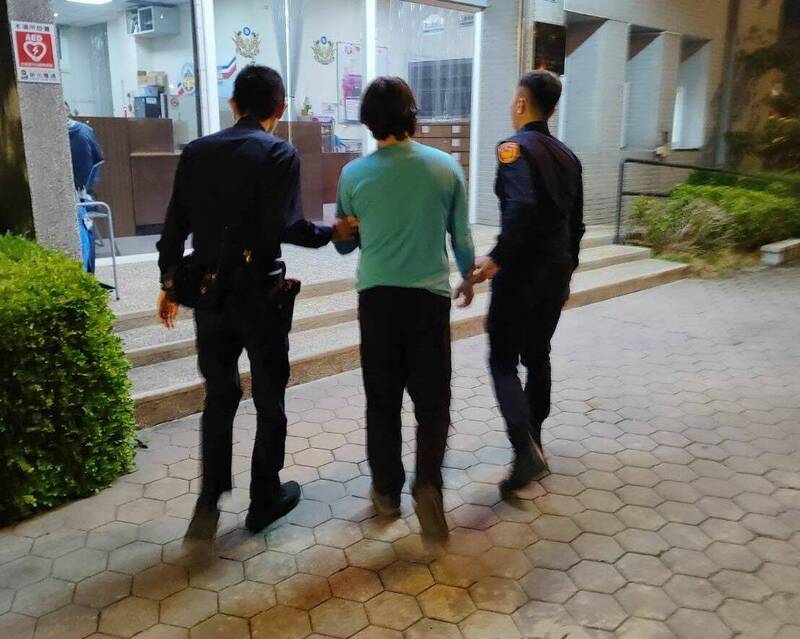 台中市黃姓男子，本月22日在街頭公然「遛鳥」，嚇壞目擊民眾，昨晚遭警方帶回警局偵辦。（記者陳建志翻攝）