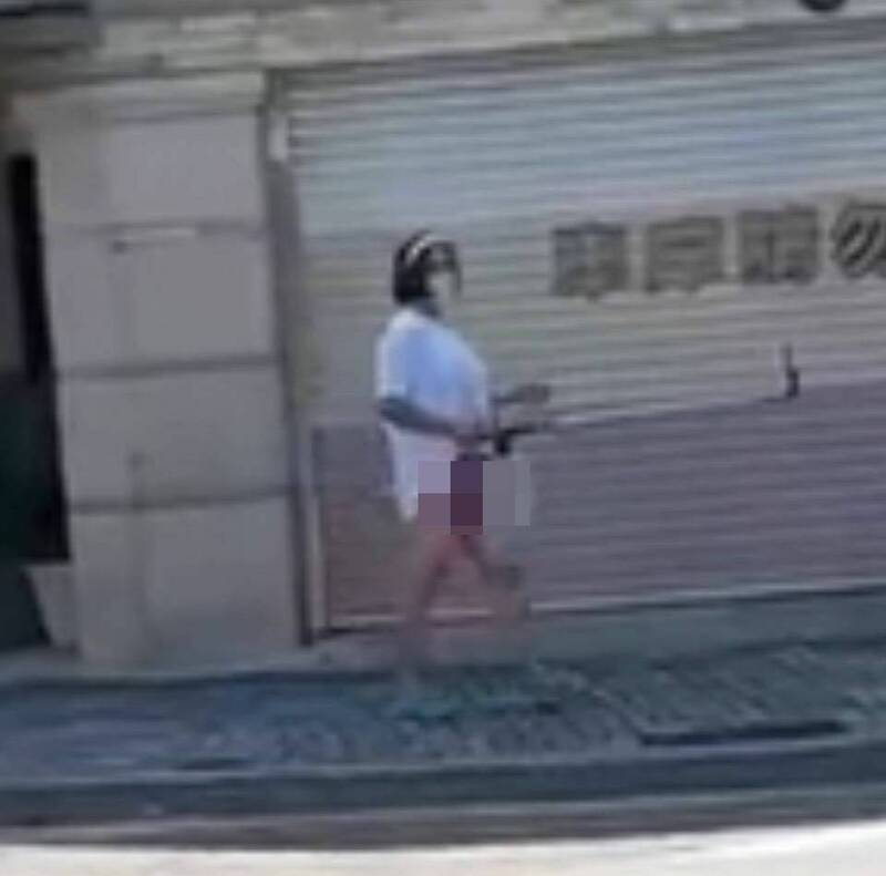 台中市黃姓男子，本月22日在街頭公然「遛鳥」，嚇壞目擊民眾，昨晚落網稱只是好玩，露的是「假陽具」。（江和樹提供）