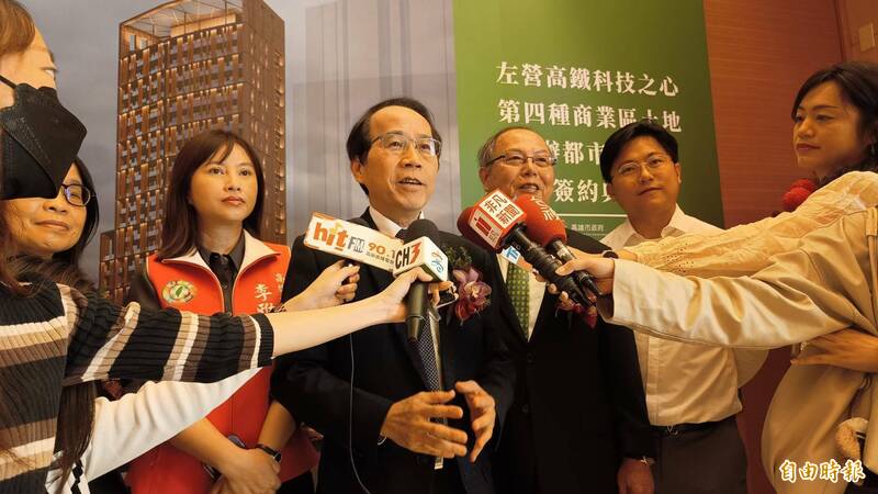 高雄市副市長林欽榮(中)受訪表示,特貿三北基地案,市府將分回1棟,後續會再招租出去。(記者葛祐豪攝) 高雄市副市長林欽榮(中)受訪表示,特貿三北基地案,市府將分回1棟,後續會再招租出去。(記者葛祐豪攝)