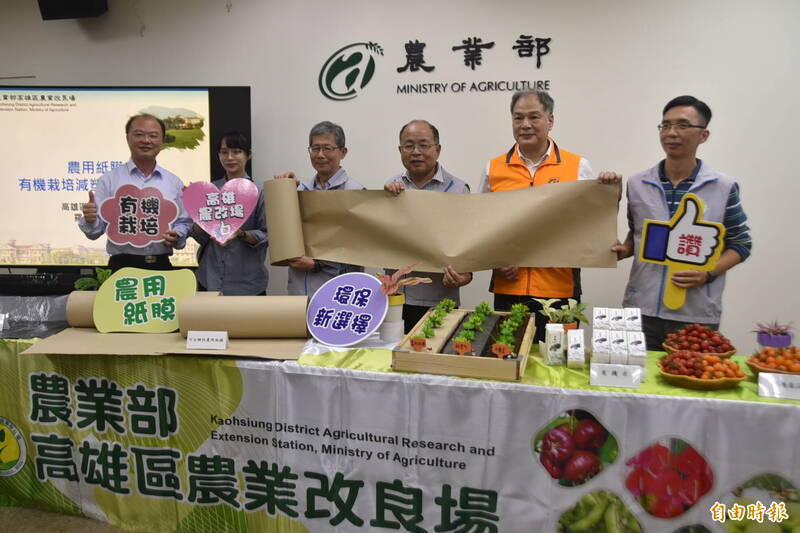農業部高雄區農業改良場引進日本做法，發展國產回收紙材，推出「農用紙膜」，比人工除草成本低，用在有機水稻還能保持3個月完整性，盼取代每年1萬公噸塑膠膜使用。 （記者吳柏軒攝）