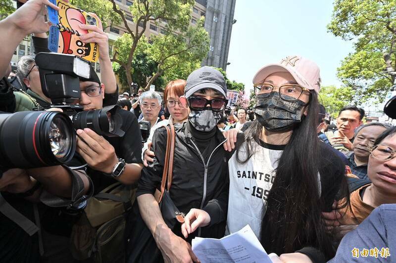 中配網紅「亞亞」劉振亞因武統言論被移民署廢止居留許可,並依法要求限期離境。亞亞今(25日)上午與「台灣家庭互助協會」赴內政部門口召開記者會,要求內政部撤銷驅離處分。(記者塗建榮攝) 中配網紅「亞亞」劉振亞因武統言論被移民署廢止居留許可,並依法要求限期離境。亞亞今(25日)上午與「台灣家庭互助協會」赴內政部門口召開記者會,要求內政部撤銷驅離處分。(記者塗建榮攝)