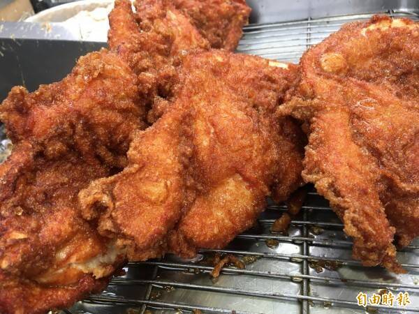 高雄市侯姓男子，不滿以賣雞排為業的蘇姓男鄰居長期騷擾其女友，揮拳攻擊他臉部等處，導致蘇男嗅覺喪失。圖為雞排示意圖，與本新聞無關。（資料照）