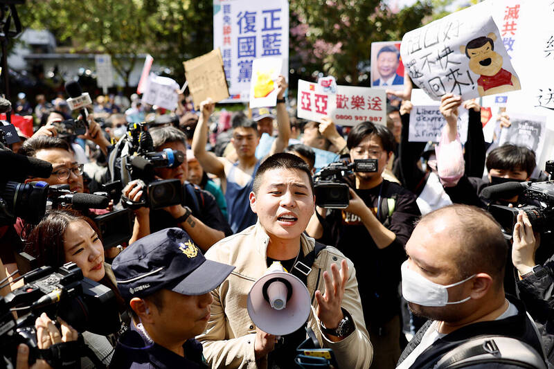 People hold placards and shout slogans to protest against a news conference by Chinese social media influencer Liu Zhenya, known as “Yaya in Taiwan,” in Taipei yesterday.
Photo: Ritchie B. Tongo, EPA-EFE People hold placards and shout slogans to protest against a news conference by Chinese social media influencer Liu Zhenya, known as “Yaya in Taiwan,” in Taipei yesterday.
Photo: Ritchie B. Tongo, EPA-EFE