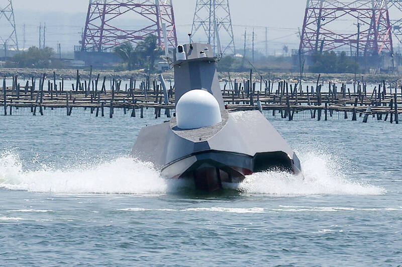 The Endeavor Manta, Taiwan’s first military-specification uncrewed surface vehicle, maneuvers in Kaohsiung’s Singda Harbor yesterday.
Photo: CNA
The Endeavor Manta, Taiwan’s first military-specification uncrewed surface vehicle, maneuvers in Kaohsiung’s Singda Harbor yesterday.
Photo: CNA