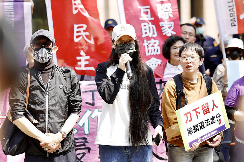 Chinese influencer Liu Zhenya, center, known as “Yaya in Taiwan,” speaks at a news conference in Taipei yesterday.
Photo: Ritchie B. Tongo, EPA-EFE Chinese influencer Liu Zhenya, center, known as “Yaya in Taiwan,” speaks at a news conference in Taipei yesterday.
Photo: Ritchie B. Tongo, EPA-EFE