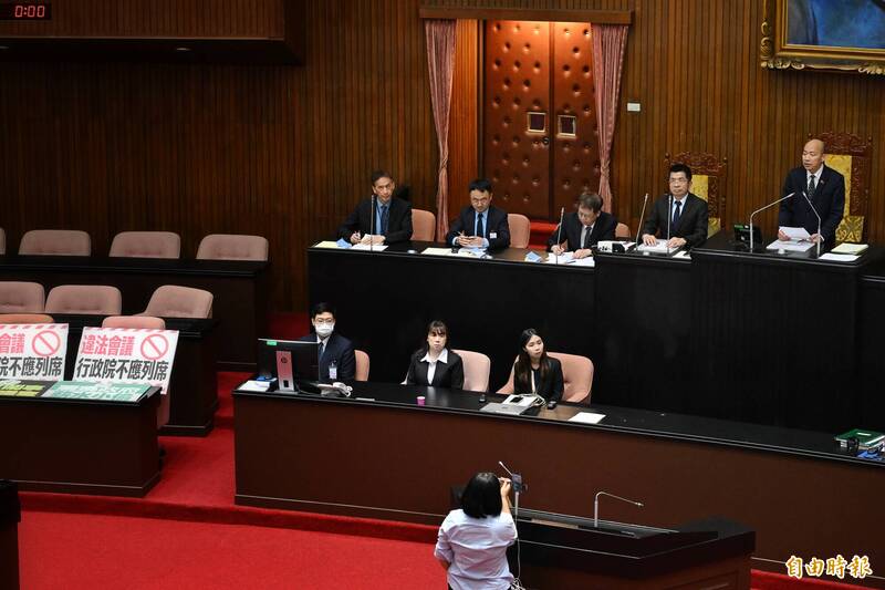 行政院桌榮泰及官員未返回立法院備詢,韓國瑜宣布散會。(記者陳逸寬攝) 行政院桌榮泰及官員未返回立法院備詢,韓國瑜宣布散會。(記者陳逸寬攝)