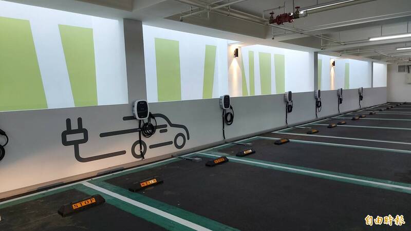 新北市府交通局長鍾鳴時指出,市府推行電動車友善計畫,啟動交通局轄管公有停車場第2期充電樁建置,全市今年9月底前將達900樁。(記者黃子暘攝) 新北市府交通局長鍾鳴時指出,市府推行電動車友善計畫,啟動交通局轄管公有停車場第2期充電樁建置,全市今年9月底前將達900樁。(記者黃子暘攝)