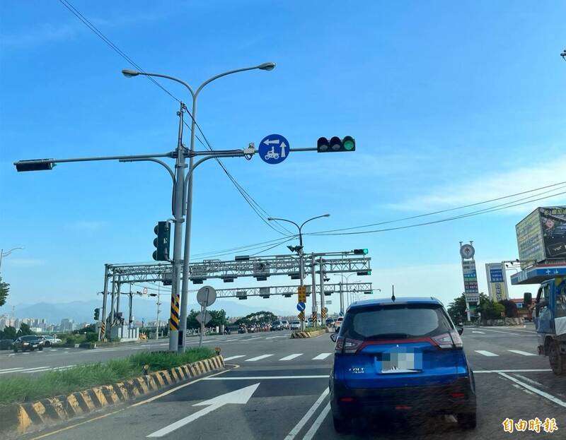 竹北市公所去年在台1線中華路頭前溪至鳳山溪段,將傳統鈉燈全面更換為LED燈,不僅提升了道路照明品質,設計理念更有「竹青挺」的深厚寓意。 (記者廖雪茹攝) 竹北市公所去年在台1線中華路頭前溪至鳳山溪段,將傳統鈉燈全面更換為LED燈,不僅提升了道路照明品質,設計理念更有「竹青挺」的深厚寓意。 (記者廖雪茹攝)