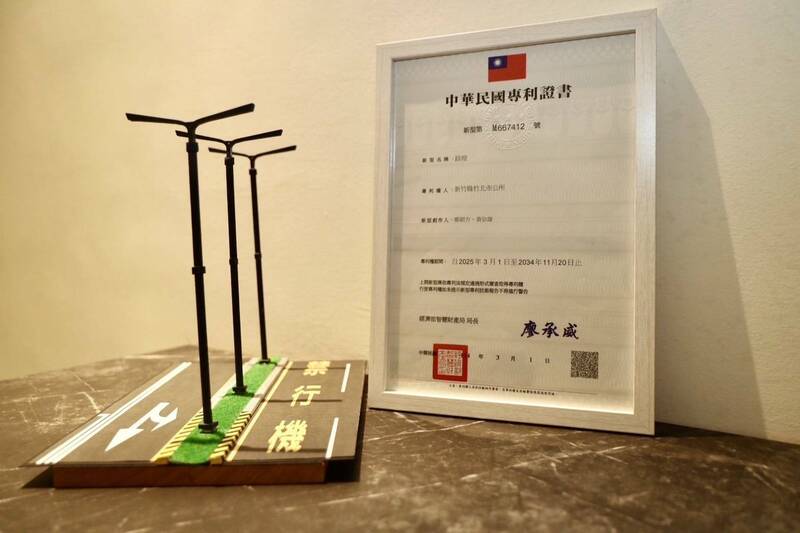竹北燈提升了道路照明品質,設計理念更有「竹青挺」的深厚寓意,竹北市公所進一步申請並成功獲得「竹北燈」專利 。(竹北市公所提供) 竹北燈提升了道路照明品質,設計理念更有「竹青挺」的深厚寓意,竹北市公所進一步申請並成功獲得「竹北燈」專利 。(竹北市公所提供)