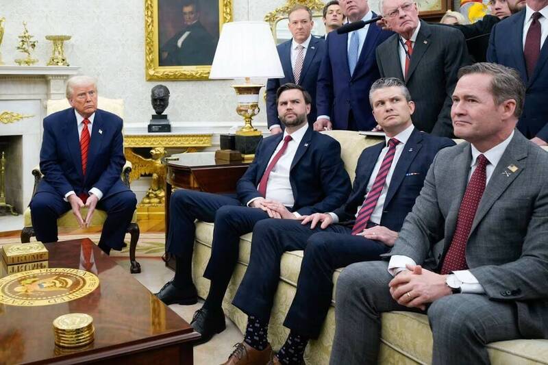 川普總統在橢圓形辦公室會議中，與副總統范斯、國防部長赫格塞斯、國家安全顧問瓦爾茲等人合影。（美聯社）