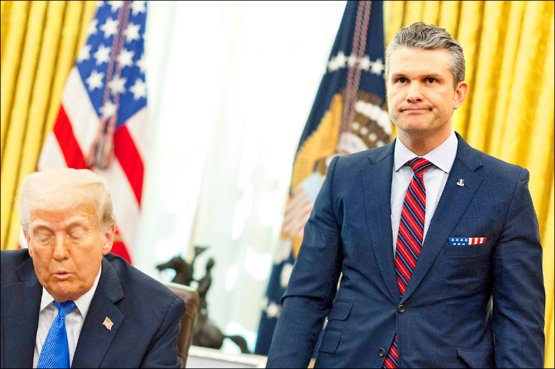 包括美國國防部長赫格塞斯（右）在內的高層官員，被踢爆居然在未察覺有非官方成員的情況下，直接在通訊群組討論、發布針對葉門叛軍「青年運動」的作戰計畫，引發譁然。總統川普（左）則稱則稱此事並非機密外洩，只是「小差錯」。（路透檔案照）