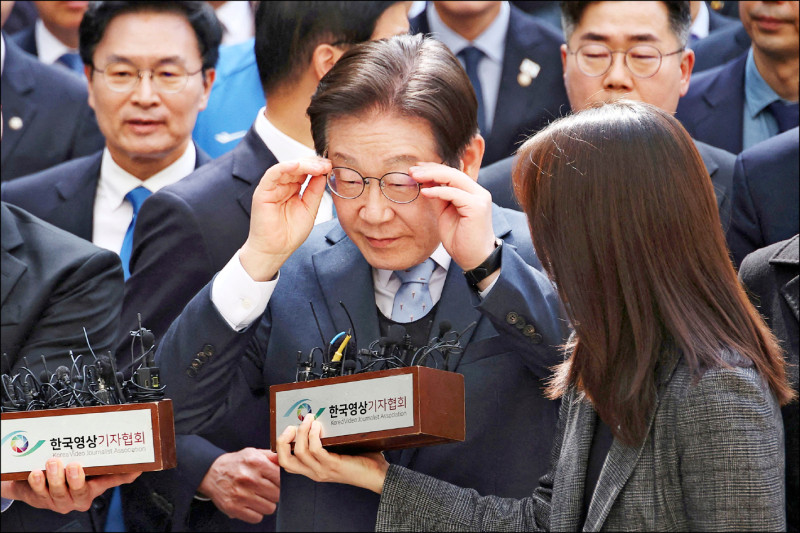 南韓最大在野黨「共同民主黨」黨魁李在明涉嫌違反「公職選舉法」案，首爾高等法院26日逆轉一審有罪判決，宣判李在明無罪，意味李在明將有資格競選下屆總統。（路透）