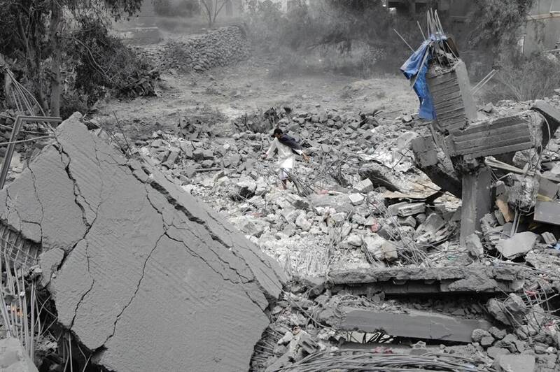 3月24日，美軍空襲過後，一名葉門男子走在首都沙那（Sanaa）一處被摧毀建築的廢墟之上。（美聯社）