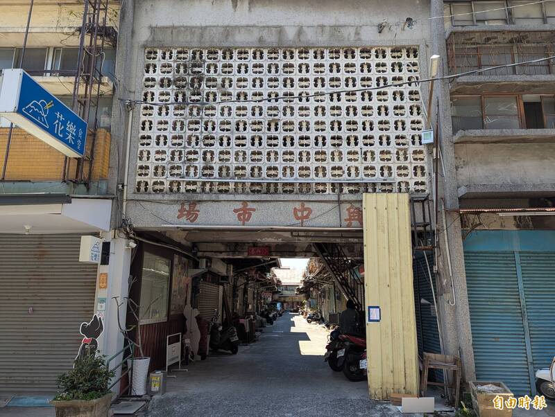 嘉義市興中市場的地主嘉義博愛仁愛之家已向嘉義地院聲請強制執行，要求承租戶拆屋還地。（記者王善嬿攝）