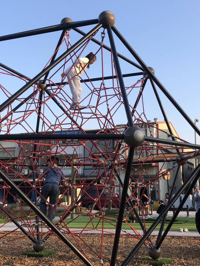 冬山鄉永美公園將在明天下午開放使用,作為兒童節獻禮,圖為園區的攀爬網。(冬山鄉公所提供) 冬山鄉永美公園將在明天下午開放使用,作為兒童節獻禮,圖為園區的攀爬網。(冬山鄉公所提供)