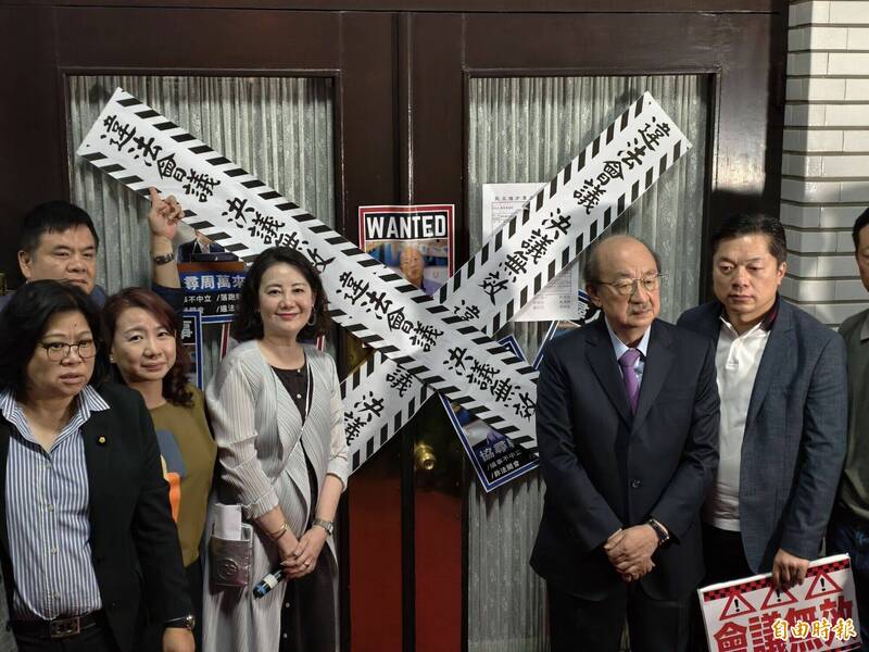 民進黨團總召柯建銘傍晚率黨團成員,兵分四路、徹夜封鎖議場,要求韓國瑜實踐承諾,沒有協商就沒有開會,非法集會是無效表決。(記者陳政宇攝) 民進黨團總召柯建銘傍晚率黨團成員,兵分四路、徹夜封鎖議場,要求韓國瑜實踐承諾,沒有協商就沒有開會,非法集會是無效表決。(記者陳政宇攝)