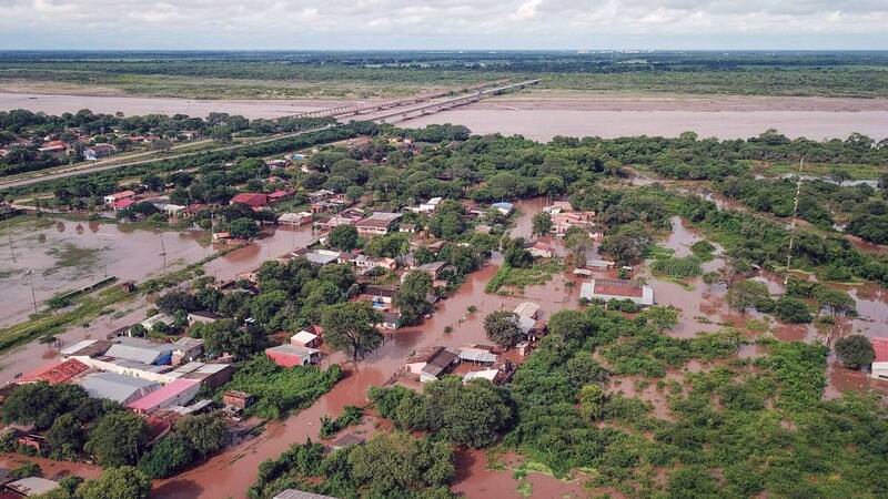 玻利維亞總統阿爾斯週三宣布全國進入緊急狀態，因連日豪雨引發嚴重洪災，已造成超過50人死亡，並迫使逾10萬人撤離家園。（法新社）