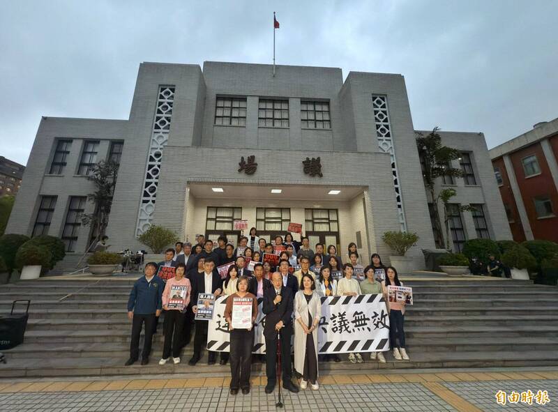 民進黨團總召柯建銘傍晚率黨團成員,兵分四路、徹夜封鎖議場,要求韓國瑜實踐承諾,沒有協商就沒有開會,非法集會是無效表決。 (記者劉信德攝) 民進黨團總召柯建銘傍晚率黨團成員,兵分四路、徹夜封鎖議場,要求韓國瑜實踐承諾,沒有協商就沒有開會,非法集會是無效表決。 (記者劉信德攝)