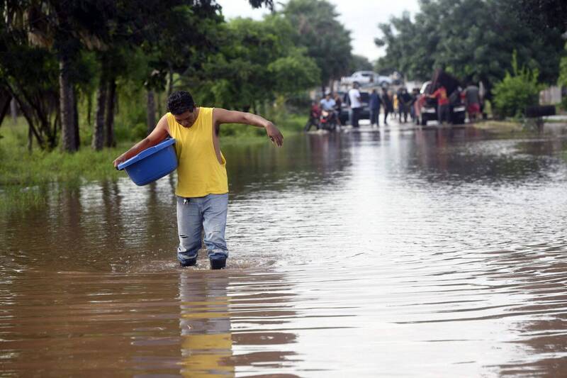 玻利維亞總統阿爾斯週三宣布全國進入緊急狀態，因連日豪雨引發嚴重洪災，已造成超過50人死亡，並迫使逾10萬人撤離家園。（法新社）