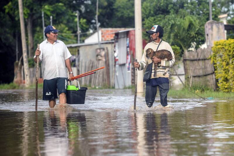 玻利維亞總統阿爾斯週三宣布全國進入緊急狀態，因連日豪雨引發嚴重洪災，已造成超過50人死亡，並迫使逾10萬人撤離家園。（法新社）
