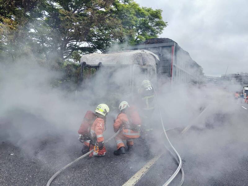 國道1號南下98.3公里處新竹路段發生一輛砂石車於路肩起火燃燒，經新竹縣市消防人員全力撲滅，火勢已在下午1點21分熄滅，一度造成該路段嚴重塞車。（新竹縣消防局提供）