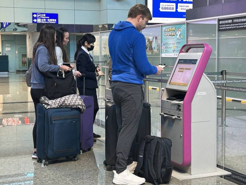 桃園機場國籍航空智慧報到逾50%，顯示以智慧化設施設備進行報到已是主流趨勢。（桃機公司提供）