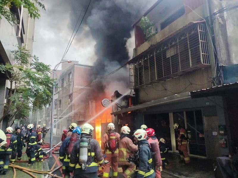 新北市新莊慈濟中港環保站今天傍晚火警，消防局出動上百人灌救阻隔延燒。（記者吳仁捷翻攝）