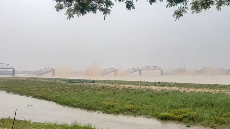 緬甸第二大城曼德勒的地標阿瓦橋(Ava Bridge)遭震垮潛入伊洛瓦底江。(擷取自X) 緬甸第二大城曼德勒的地標阿瓦橋(Ava Bridge)遭震垮潛入伊洛瓦底江。(擷取自X)