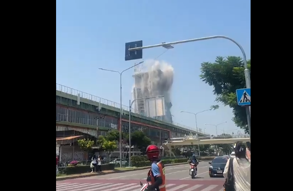 泰國曼谷一棟興建中的大樓在地震中遭震垮，傳出目前有43人失蹤。（擷取自X）