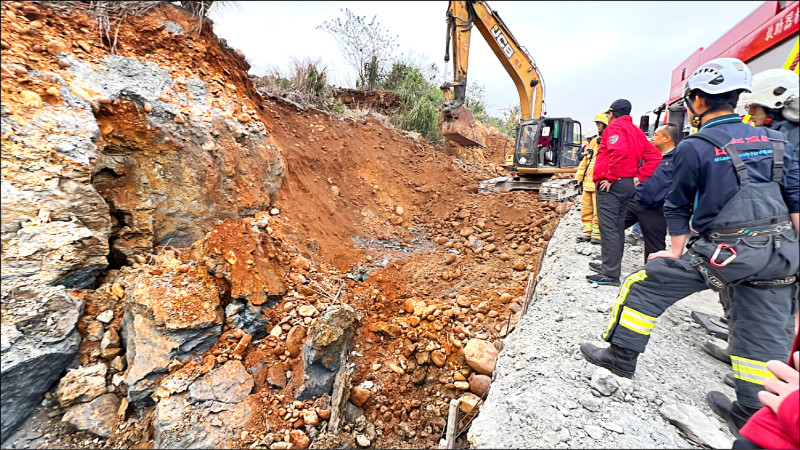 龍騰斷橋周邊道路新建工程崩塌，一名工人遭活埋。（民眾提供）