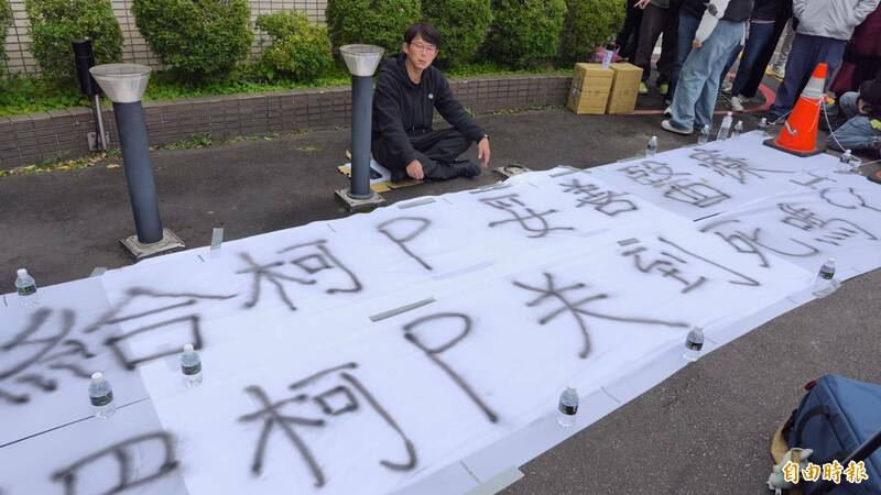 民眾黨主席黃國昌到台北看守所遞狀,要替前主席柯文哲自聘醫師看診。(記者吳仁捷攝) 民眾黨主席黃國昌到台北看守所遞狀,要替前主席柯文哲自聘醫師看診。(記者吳仁捷攝)