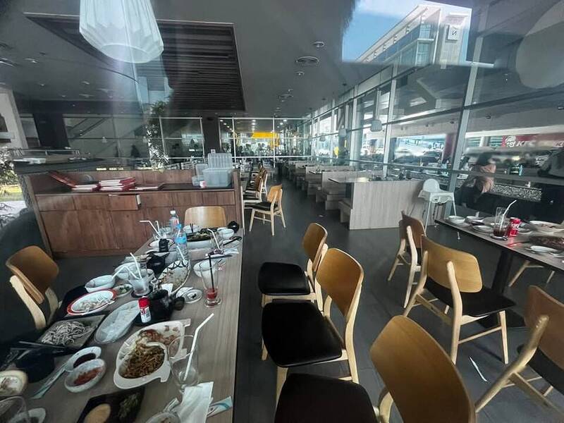 有網友寫出了這起事件經過。稱該餐廳店員說,26桌顧客沒人回來付錢。(擷取自臉書หนึ่งอร่อยดี) 有網友寫出了這起事件經過。稱該餐廳店員說,26桌顧客沒人回來付錢。(擷取自臉書หนึ่งอร่อยดี)