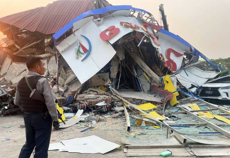 緬甸規模7.7強震已造成1002人死亡、2376人受傷,另有30人失蹤。(歐新社) 緬甸規模7.7強震已造成1002人死亡、2376人受傷,另有30人失蹤。(歐新社)