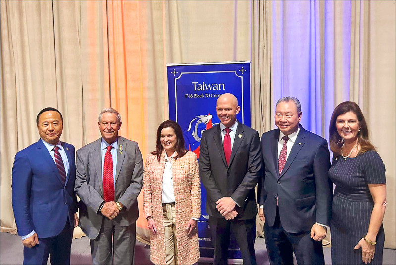 我國首架F-16C/D BLK70昨出廠，國防部副部長柏鴻輝（左一）丶駐美代表俞大㵢（右二）在場觀禮見證。（取自Rep. William Timmons 臉書）