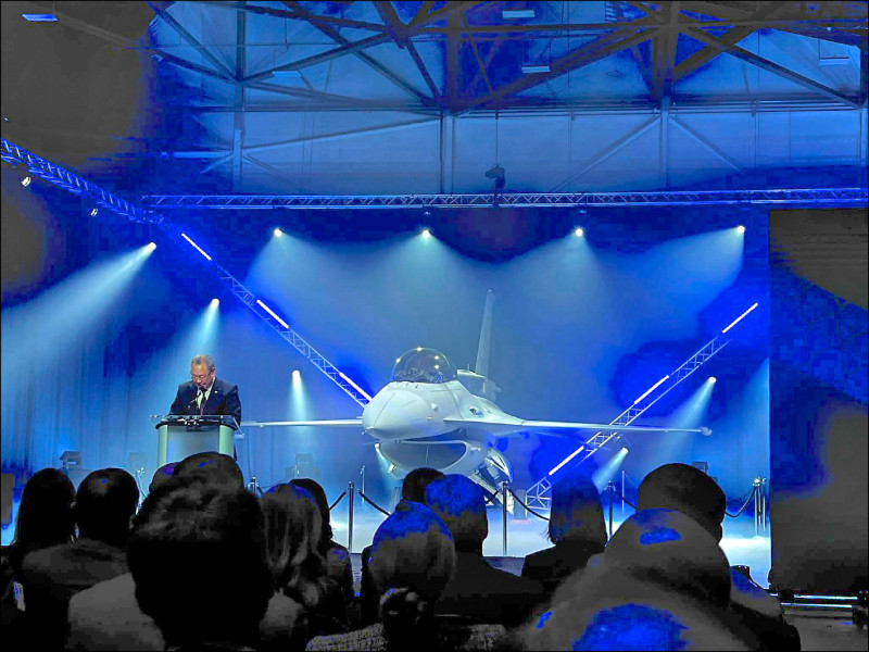 我國首架F-16C/D BLK70昨出廠，駐美代表俞大㵢致詞。（取自Rep. William Timmons 臉書）