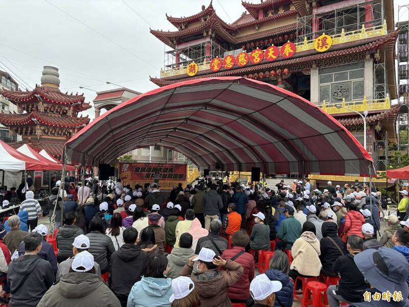 彰化罷團在溪湖鎮奉天宮舉辦「反共保台大團結」聯合大會，吸引爆滿的人潮。（記者顏宏駿攝）