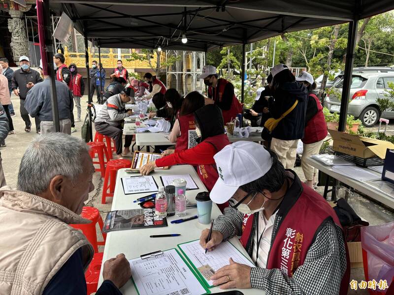 彰化罷團在溪湖鎮奉天宮舉辦「反共保台大團結」聯合大會，民眾參加連署行動。（記者顏宏駿攝）